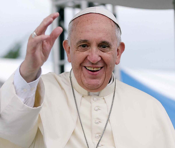 Le Pape François souriant et saluant, en mémoire du Saint Père