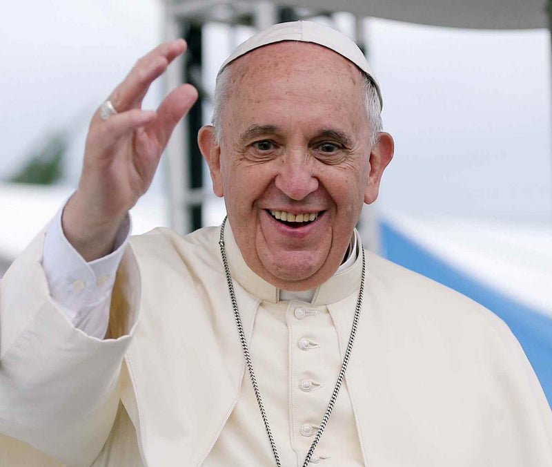 Le Pape François souriant et saluant, en mémoire du Saint Père