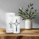 Temps pascal :  réunissez famille et amis dans la prière et la méditation avec le cierges pascal des familles au décor croix agneau pascal. Ciergerie Desfossés