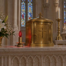 Ampoule Led rouge forme flamme pour lampe de tabernacle. Illustration en église pénombre Ciergerie Desfossés