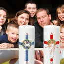 Cierges Pascals des Familles : Une lumière de foi pour les foyers chrétiens. Offrez-les afin de partager la joie profonde et le message d'amour de la fête de Pâques. Ciergerie Desfossés