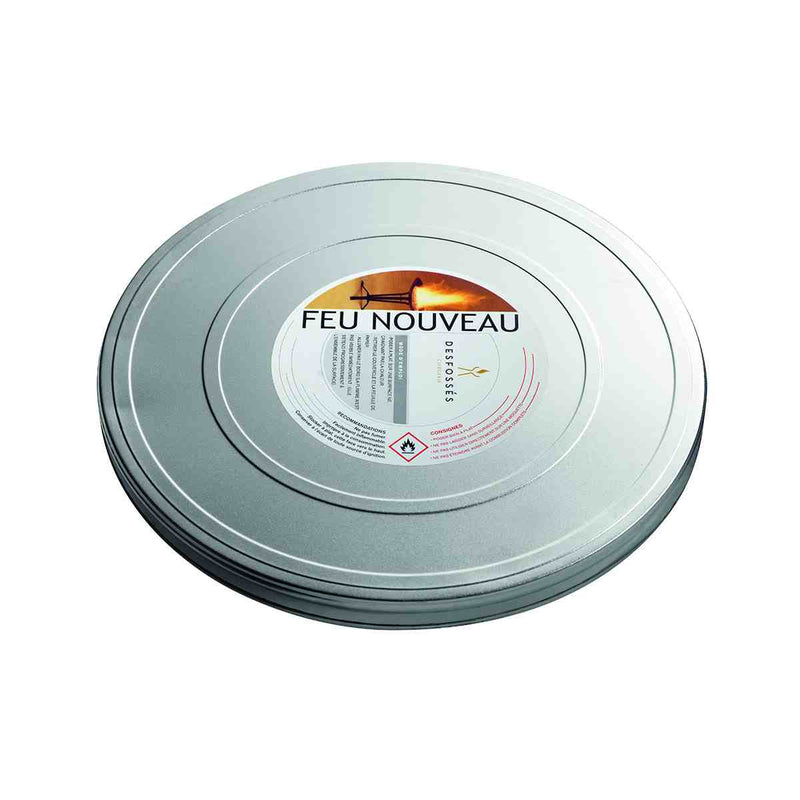 Disque Feu Nouveau pour usage intérieur et extérieur. Allumage instantané. Dégage une flamme colorée, sans fumée, sur toute la surface du disque. Durée 20 min. Ø 30 cm épaisseur 3 cm. Ciergerie Desfossés